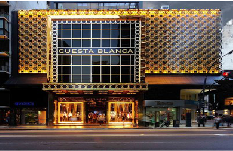 通海门头设计与商业空间的纽带。